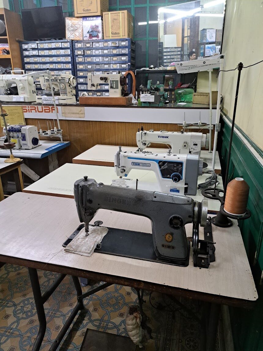 Máquinas de coser Tank y Singer en el taller de Tavimac, listas para service